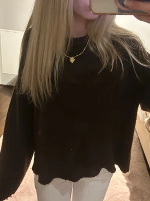 Brun stickad tröja  - Stickad tröja från Nelly som jag använt några fåtal gånger, har dock två små hål i nacken från när jag klippte av lappen men det är inget man ser (sista bilden)🩷