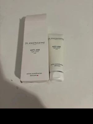 Dr. Ankerstjerne Anti-Age nattkräm - Anti-age nattkräm från Dr. Ankerstjerne. Krämen är rik och tillhör serien 'active scandinavian skincare'. Perfekt för dig som vill boosta din hudvårdsrutin med extra fukt och näring under natten. Aldrig använd🩷