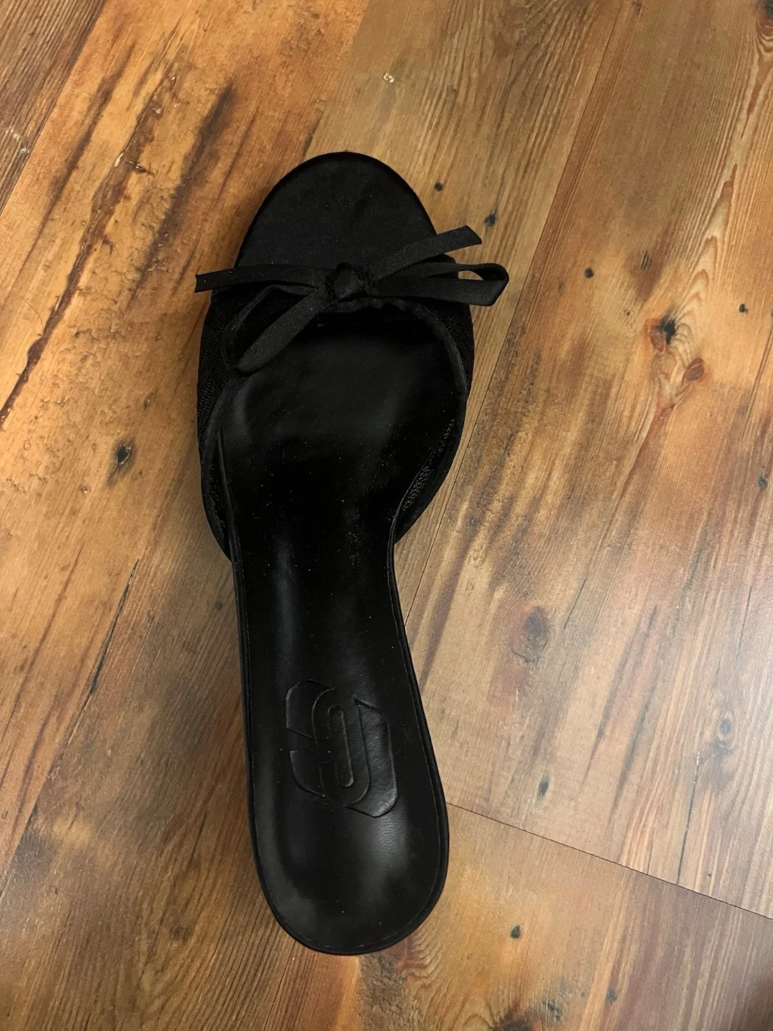 Svarta pumps med rosett och spetsdetalj - 2