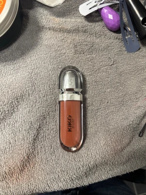 KIKO Milano brunt läppglans - Läppglans från KIKO Milano. Färgen är 21 Brun Rose. Helt ny använt bara en gång, säljer pga färgen inte passar mig. 