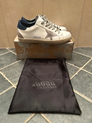 Golden goose skor - Fräscha golden goose skor. Nytt skick, kommer med box och dustbag. Använts en gång men passade inte så tänkte sälja. Riktigt fina skor och perfekt för sommarn