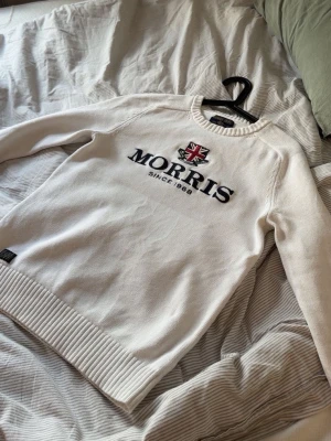 Stickad Morris - Vit stickad tröja från Morris, bra skicka förutom att de är nån slags blå färg på vänster arm vid baksidan, säljer pga av att jag har växt ur den