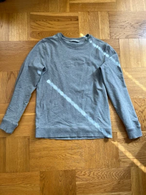 Pelle P tröja - Grå Pelle P sweatshirt i storlek S. Den är använd men inget man märker av, jättefint skick. Nypris 1000kr mitt pris 499kr