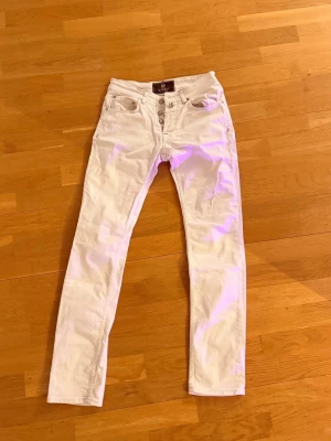 Vita slim fit jeans från morris - Sjysta slim fit  morris jeans i 32 32 super fint skick 