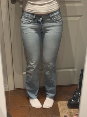 Ljusblåa Lågmidjade bootcut jeans  - Superfina vintage ljusblåa jeans! Midjemått: 36cm. Innerbenslängd: 79cm. De är i gott skick och från märket Denim Co. Säljer för att de inte passar längre! Liknande bootcut jeans finns i min profil! 