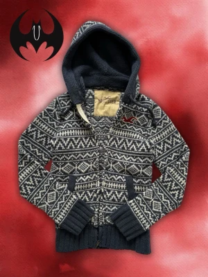 Vintage Hollister Zip-Hoodie - Säljer denna feta sällsynta stickad Hollister Zip-Hoodie | Mycket bra skick | Size S men går också M | Längd: 67cm Bredd: 48cm Armlängd: 68cm | Skyltdocka: M — 48 cm axlar, 75 cm midja | Lägg endast bud med avsikt att köpa nu, inga fördröjningar!
