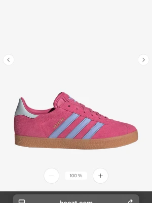 Adidas Gazelle rosa sneakers - Säljer ett par Adidas Gazelle sneakers i rosa mocka med ljusblåa detaljer. Använd några få gånger med lite tecken på användning men inget man tänker på när de används.