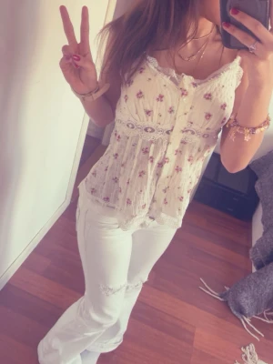 Vita low waist bootcut jeans med obroderi - ( Dem är nästan nya har använt dem 1 gång för dem var för små) Säljer ett par vita bootcut jeans med snygga broderade detaljer och paljetter på bakfickorna. Jeansen har hög midja och är tillverkade i ett stretchigt denimtyg som sitter bekvämt. Perfekta för dig som vill ha en unik och trendig look.