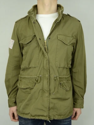 Ralph Lauren Fieldjacket  - RALPH LAUREN FIELDJACKET Storlek : L Passform : Normal Användning : Jackan är i ett väldigt fint skick utan defekter Nypris : Cirka 4500SEK Modellen på bilden : 182CM och väger 77KG