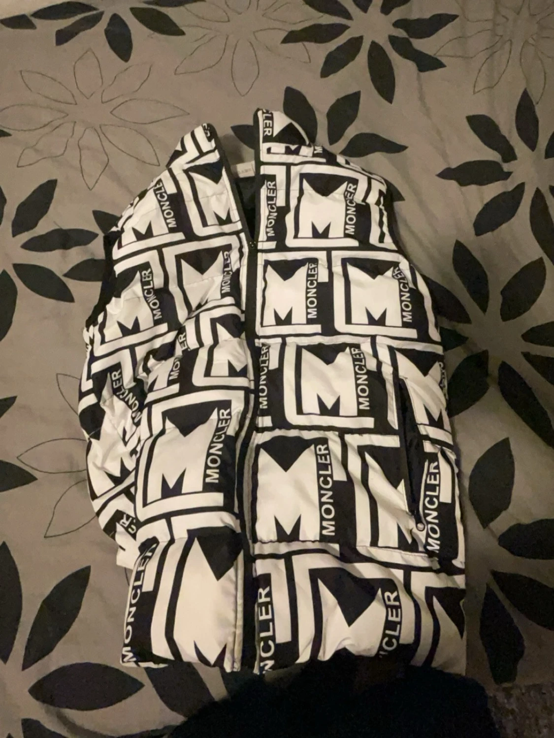 Moncler svartvit dunväst med logga - 2