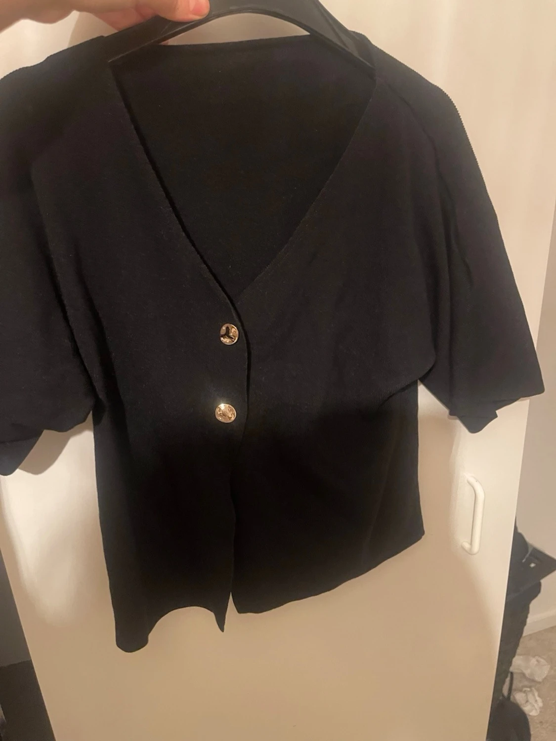 Svart kortärmad kofta med knappar - 1