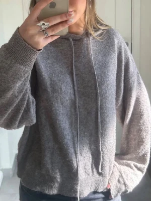 Grå/beige stickad hoodie - Mysig grå/beige stickad hoodie. Superfin!  Storlek XS men passar XS-M. 