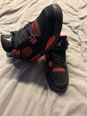 Jordan 4 Retro Red  - Säljer ett par Jordan 4 Retro Red som användes i 2 månader sedan har dem legat ruttnat i garderoben, jätte fint skick! Köpta på MerchSweden för 5800! Ska försöka luska fram kvitto och låda har ej hittat de sen vi flyttade! 