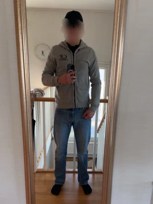CP COMPANY ZIP HOODIE - Säljer denna snygga zip  hoddie från cp company,   Inprincip nyskick då den knappt använts då den är ganska kort på mig (185cm) Lite varmare tröja väldigt len och skön på insidan, har för mig nypris är 2700 kr 