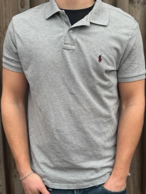 Ralph Lauren piké -  En stilig piké perfekt för sommaren!☀️ 9/10 skick ,använd några enstaka gånger:) Pris kan diskuteras😉