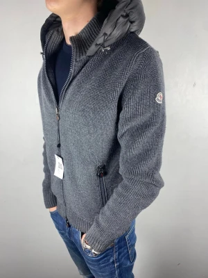 Moncler cardigan  - Size L | Mycket bra skick | Modellen är 184, 74 kg | Hör av dig vid frågor!