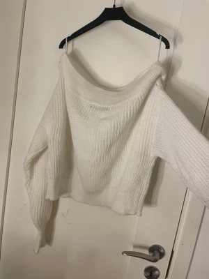 Vit off shoulder stickad tröja Gina Tricot - Säljer en vit stickad tröja från Gina Tricot i storlek XS. Tröjan har off shoulder-modell, långa ärmar och är ribbstickad med bred mudd vid ärmslut och nederkant. 
