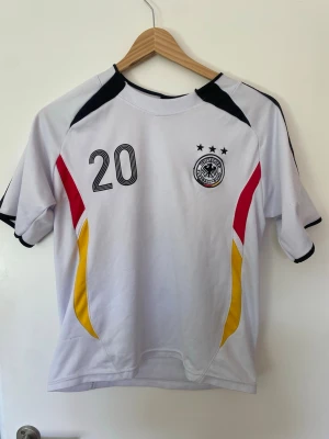 Tyskland fotbollströja  - Säljer min fotbollströja. Det är tyska landslaget med Podilski på ryggen. Den är i bra skick förutom att den är lite sliten (syns också på bilderna)