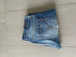 Dondup George Jeans  - Säljer nu dessa snygga Dondup George jeans med snygga slitningar i populär design, skriv för fler bilder/frågor🙌🏼 Modellen är 175 cm lång😉
