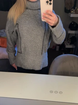 Grå polotröja med svarta detaljer - Jätte fin polo tröja ifrån Zara, inte använd många gånger. Kom gärna med prisförslag!💕💕