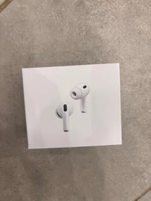 AirPods Pro 3 ( pris kan diskuteras)  - Min mamma hade köpt dessa för 3500kr men jag vill inte ha de för att jag har redan AirPods Pro 2 