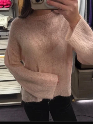 ARKET Ljusrosa stickad tröja  - Mysig ljusrosa stickad tröja, jättefin nu till sommaren, använd max 2 gånger och därför superbra skick💗