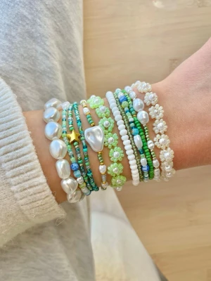 Pearl bracelets - ✨ 12 Handmade beaded bracelets ✨ Each bracelet is carefully handmade, making every piece unique. They are stretchy comfortable, and durable, designed to fit all wrist sizes perfectly. 💚  I offer bundle discounts if you buy multiple items. Check out my profile for more bracelet kits and designs available!  Perfect as a gift or to treat yourself 💫