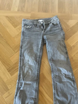 Grå jeans med dekorerad ficka - Grå jeans från Gina ganska nya. Skriv om fler bilder eller diskutera priset 