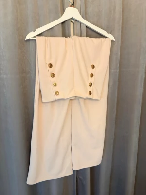 Fin byxor  - Fina och bekväma beiga byxor med guld knappar från H&M. Använd få antal gånger, ej min stil längre. 