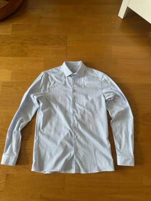 Urban pioneers skjorta - Säljer denna classy skjorta i stretchigt material, perfekt för att ha under pullovers eller bara att ha på sig till våren. Tveka inte på att höra av dig