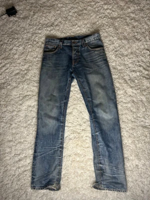 Sjuka fades Hank Rey unik wash  - Säljer ett par klassiska blå jeans i bomull med snyggt fadeade detaljer och broderade bakfickor. Jeansen har normal passform och raka ben. Perfekta till en avslappnad stil och funkar året runt.