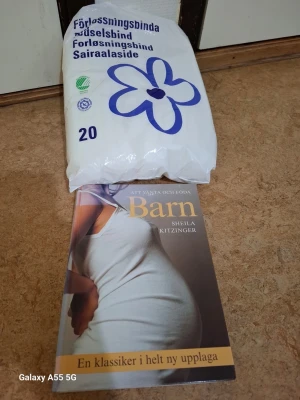 Att vänta och föda barn bok - Boken 'Att vänta och föda barn' av Sheila Kitzinger, med omslag i grått och gult och bild på gravid kvinna. Perfekt för dig som vill läsa mer om graviditet och förlossning. Mjukt omslag, svensk text.