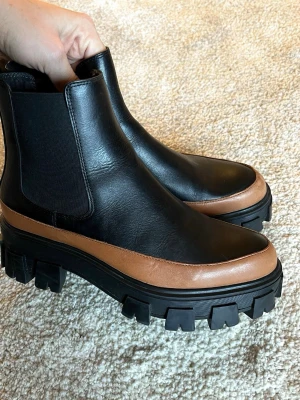 Chunky Chelsea boots svart/brun - Snygga kängor från Billi bi, endast använda 2 gånger, så som gott som nya. Innermått 24,3cm
