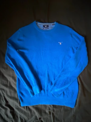 Blå tröja från GANT - En blå tröja från GANT i ett 9/10 skick. Har du några tankar - skriv till mig