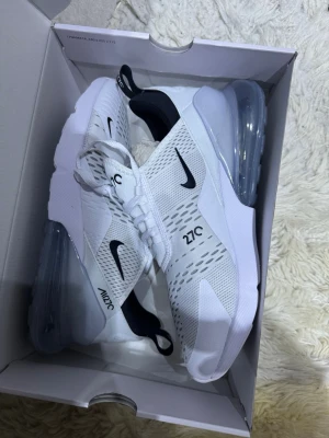 Nike Air Max 270 vita sneakers - Helt nya och oanvända Nike Air Max 270 sneakers 