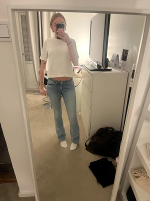 Lågmidjade Vintage Levis Jeans - Säljer ett par vintage lågmidjade levis jeans. Jeansen är i bra skick föutom ett hål i fickan (se sista bild). 💞💞💞