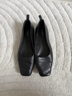 Svarta ballerinaskor från Vagabond - Stilrena svarta ballerinaskor från Vagabond med fyrkantig tå. Skorna är tillverkade i slätt läder.