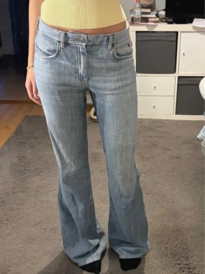 Ljusblå bootcut jeans - Säljer ett par ljusblå bootcut jeans från Zara, lite slitningar längst ner