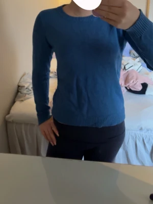 Blå rundhalsad tröja - En enkel blå tröja med rund halsringning och långa ärmar från vila💕