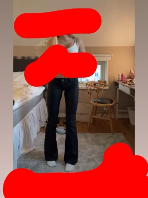 Skinn byxor - Ett par jeans/skinnbyxor från Nelly i storlek 34! Ganska små i storleken skulle jag säga, men annars som i nyskick! Köptes för 699 men säljer för 299! Pris kan diskuteras!💕