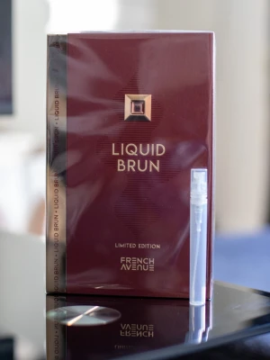 Liquid Brun Limited Edition (French Avenue) 5ml🔥 - Limited Edition Extrait-versionen är starkare, rikare och mer koncentrerad än den vanliga Liquid Brun. Fräschare öppning med citrus, lavendel och kardemumma som går över i djup krämig vanilj med träiga och varma noter. Mer beast mode-prestanda, bättre projection och lyxigare maskulin vibe – perfekt för dejter och kalla kvällar när du vill lukta imponerande. Ca 60–70 sprays – räcker till 3–5 veckors användning (2–3 sprays/gång). Pri