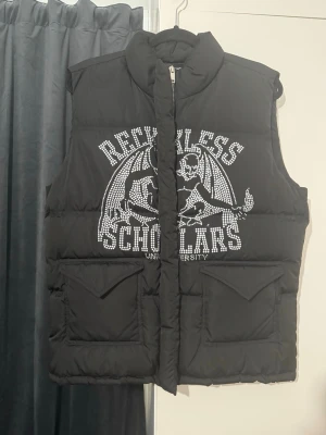 Reckless Scholars väst - Reckless Scholars svart väst. Kommer med  original tillbehör.