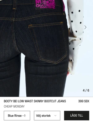 Bootcut jeans från Cheap Monday - Mörkblå bootcut jeans med låg midja och skinny passform från Cheap Monday. Klassiska bakfickor, kontrastsömmar och en lila logopatch bak. Materialet är denim med blue rinse finish. Obs liten tråd som har gått högst upp på höger sida! (Bild på slide 4) pris kan diskuteras btw 