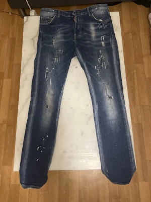 Dsquared2 - Säljer ett par blå jeans från Dsquared2 :storlek 50 pris - 350 kr 