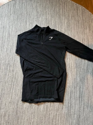 Gymshark half zip compression shirt  - Tröjan är i rätt så bra skick men har inte kvar lappen. Storleken är M men passar även S.