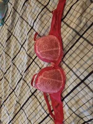 Rosa bh - Helt ny bh som köpte på Vinted. Säljer då den är fel storlek. Det är 70C men men jag tycker att kupan känns större men de kna bara vara jag.