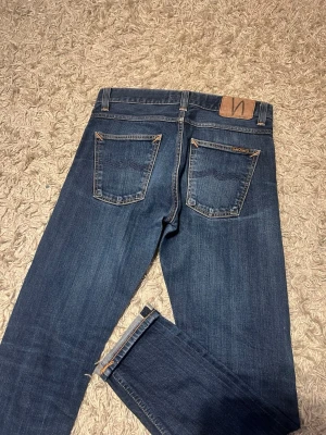 Dry Selvedge nudie jeans slim fit  lean dean denim - Dry Selvedge nudie jeans slim fit modellen lean dean.  Ändras med tiden till en riktigt najs fade. Mycket bra skick inga märkvärdiga defekter. Storlek 30/30. Postas antigen samma dag som köp eller dagen därpå🙌💯