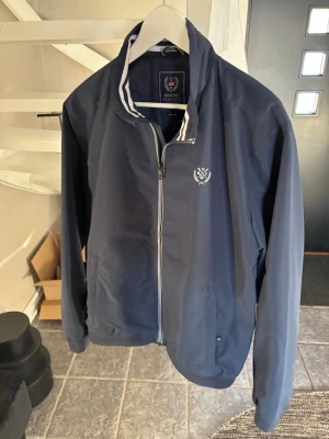 Vindjacka  - Fräsch vindjacka i väldigt bra skick, otroligt skön och stilig!! 