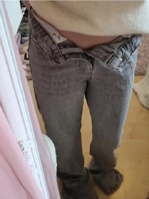 Grå raka jeans från Perfect Jeans/gina tricot - Snygga grå jeans från Perfect Jeans men köpta inuti Gina Tricot butiken, med raka ben och klassisk femficksdesign. Jeansen har hög midja och är tillverkade i ett mjukt bomullstyg med lite stretch. De är lite knöliga längst nere då dem varit uppvikta de få gånger (eftersom dem var för långa) jag har använt dem, går säkert att stryka bort! Nypris runt 200 kr. 💓