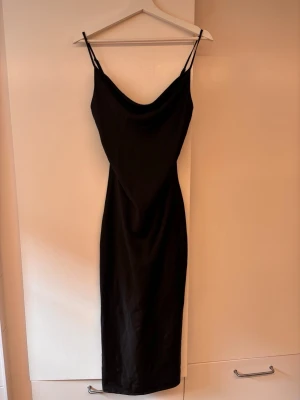 Svart klänning  - Svart klänning från GinaTricot. Storlek 36. Fin, inga särskilda tecken på användning. Har kort slits på sidorna. 